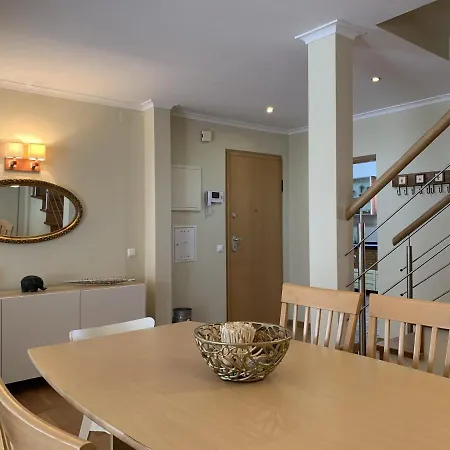 Duplex With Terrace In Downtown דירה קסקאיס